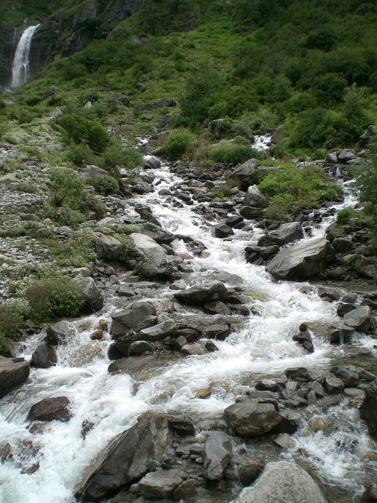 the himalayan trekking team of valley of flowers trekking nature admire bengaluru himalayan stream